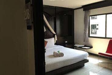 پانسیون The Bird Cage Patong Guesthouse