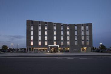 هتل Aalborg Airport