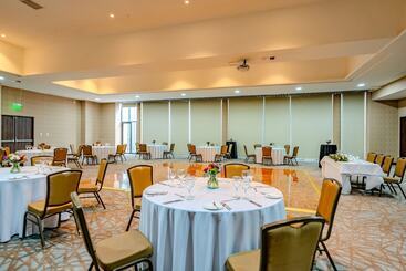 هتل Courtyard By Marriott Santiago Airport