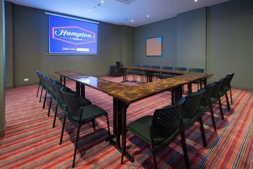 هتل Hampton By Hilton Yopal