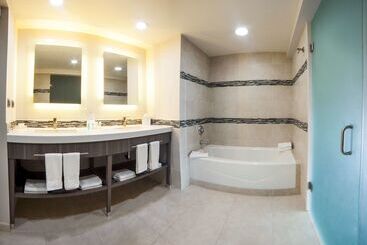 هتل Hampton Inn & Suites By Hilton Aguascalientes Airport