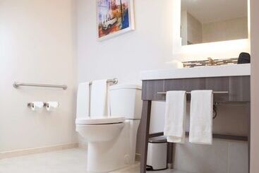 هتل Hampton Inn & Suites By Hilton Aguascalientes Airport