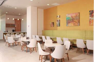 هتل Hampton Inn & Suites By Hilton Aguascalientes Airport