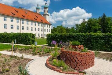 هتل Kloster Holzen