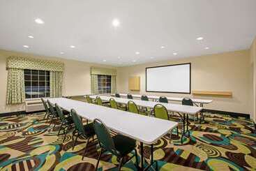 هتل La Quinta By Wyndham Grand Forks