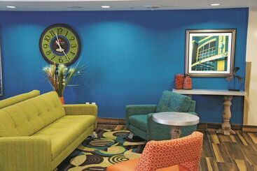 هتل La Quinta By Wyndham Grand Forks