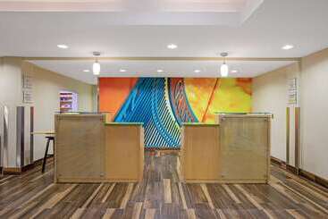 هتل La Quinta By Wyndham Grand Forks