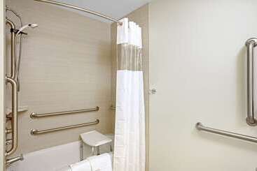 هتل La Quinta By Wyndham Grand Forks