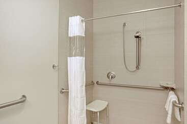 هتل La Quinta By Wyndham Grand Forks