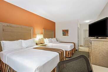 هتل La Quinta By Wyndham Grand Forks