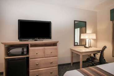 هتل La Quinta By Wyndham Grand Forks