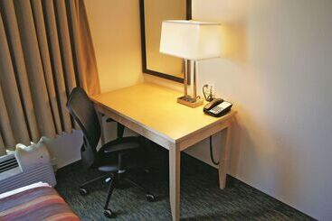 هتل La Quinta By Wyndham Grand Forks