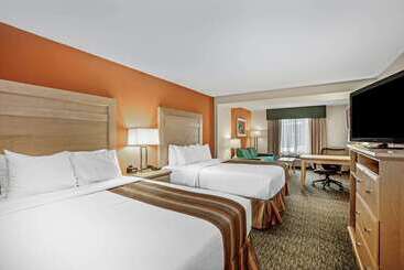 هتل La Quinta By Wyndham Grand Forks