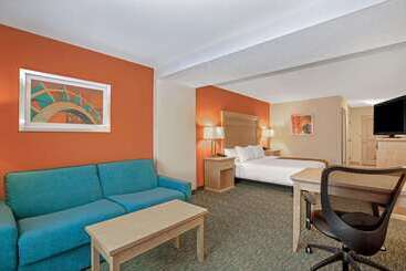 هتل La Quinta By Wyndham Grand Forks