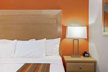 هتل La Quinta By Wyndham Grand Forks