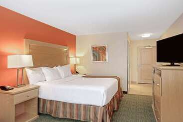 هتل La Quinta By Wyndham Grand Forks
