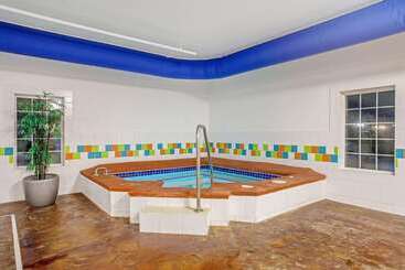 هتل La Quinta By Wyndham Grand Forks