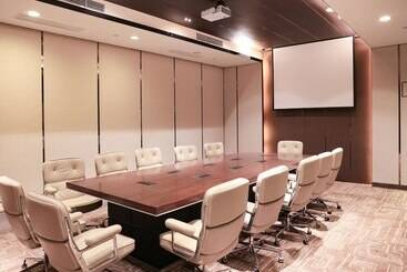 هتل Ramada Plaza Liuzhou Liudong