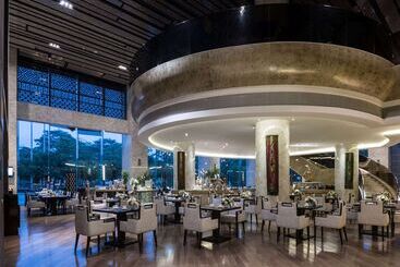 هتل Ramada Plaza Liuzhou Liudong