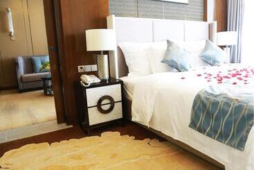 هتل Ramada Plaza Liuzhou Liudong