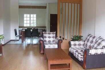 Iris House Resort