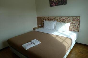 Iris House Resort