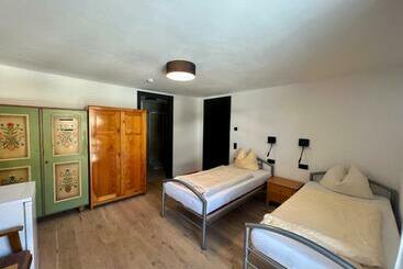 Skill Mountain Lodge Ski Und Bike Hostel Im Sommer Mit Joker Card