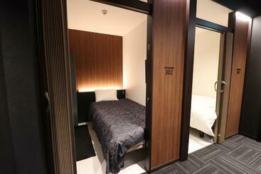 Leo Yu Capsule Hotel Nishifunabashi