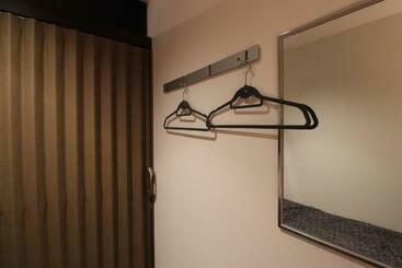 Leo Yu Capsule Hotel Nishifunabashi