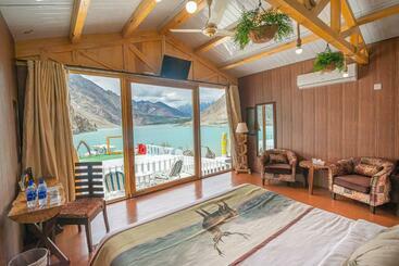 هتل Luxus Hunza Attabad Lake Resort