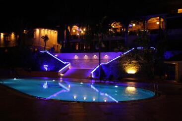 هتل The Country Lodge