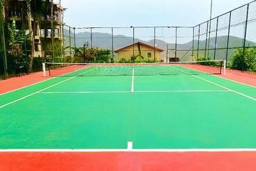 هتل The Country Lodge