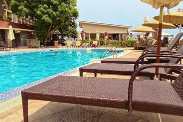 هتل The Country Lodge