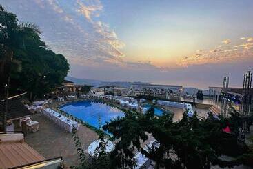 هتل The Country Lodge