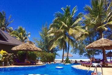 استراحتگاه Mnarani Beach Cottages