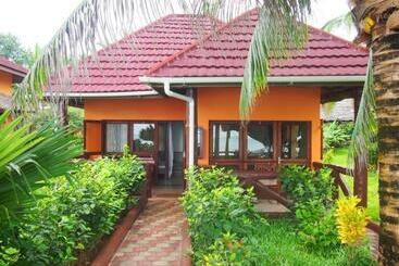استراحتگاه Mnarani Beach Cottages
