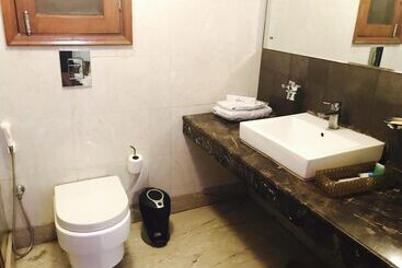 Skylink Suites Bed & Breakfast