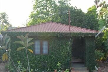 هتل Zip Raashi Farm