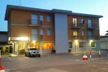 هتل Albergo Trattoria Al Taj
