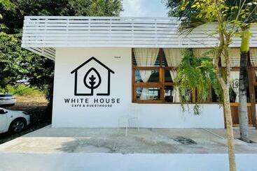 בית מלון כפרי Whitehouse Cafe&guesthouse