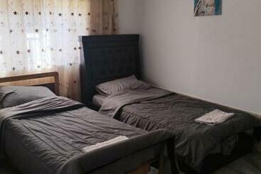 تختخواب و صبحانه Guest House Hazem