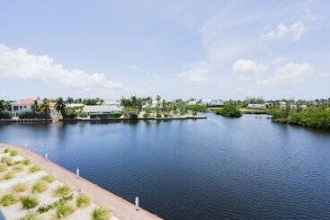 استراحتگاه One Canal Point