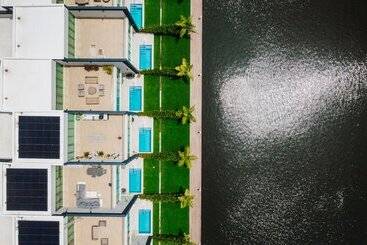 استراحتگاه One Canal Point