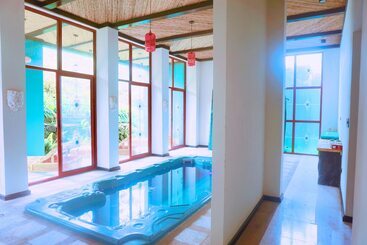 پانسیون Room In Guest Room Room With Jacuzzi, Vacation Spa House With Turkish Bath