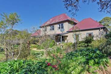 تختخواب و صبحانه Redcliffe House