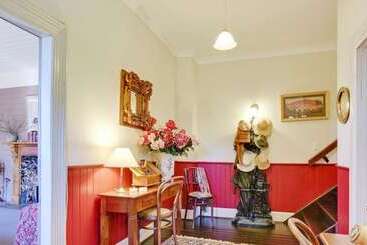 تختخواب و صبحانه Redcliffe House