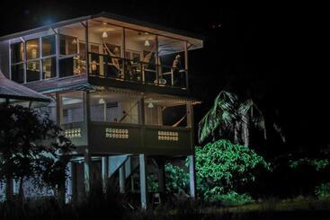 پانسیون Nias Surf Stay