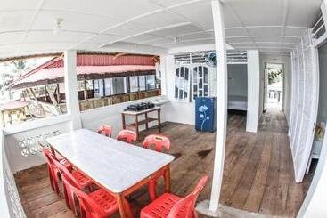 پانسیون Nias Surf Stay