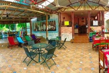 ユースホステル Yaxche Centro Hostal Y Camping