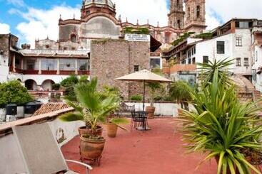 هتل Los Arcos